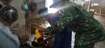 Anggota Satgas TMMD Bojonegoro Bantu Penyaringan Pembuatan Jamu Kunyit Asam